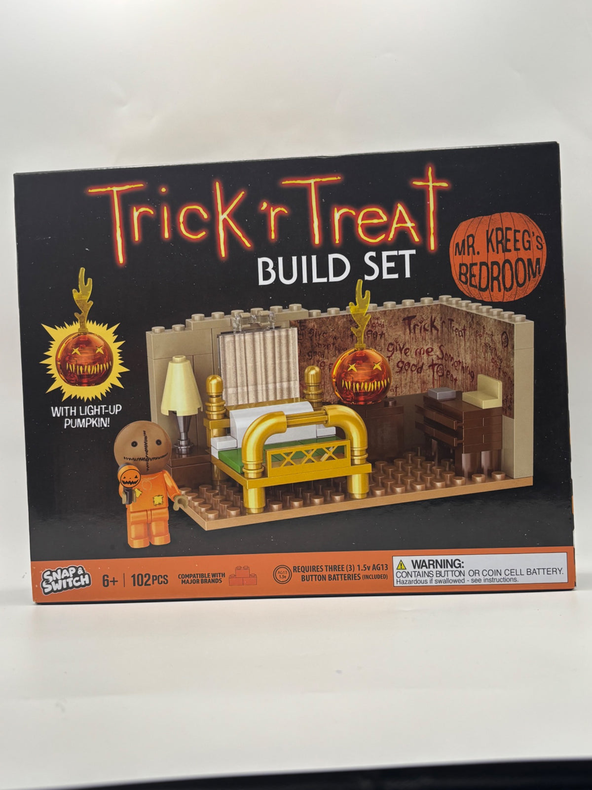 Trick ’r Treat Mr. Kreeg’s Bedroom Snap & Switch 102-piece build set packaging with Sam and light-up pumpkin